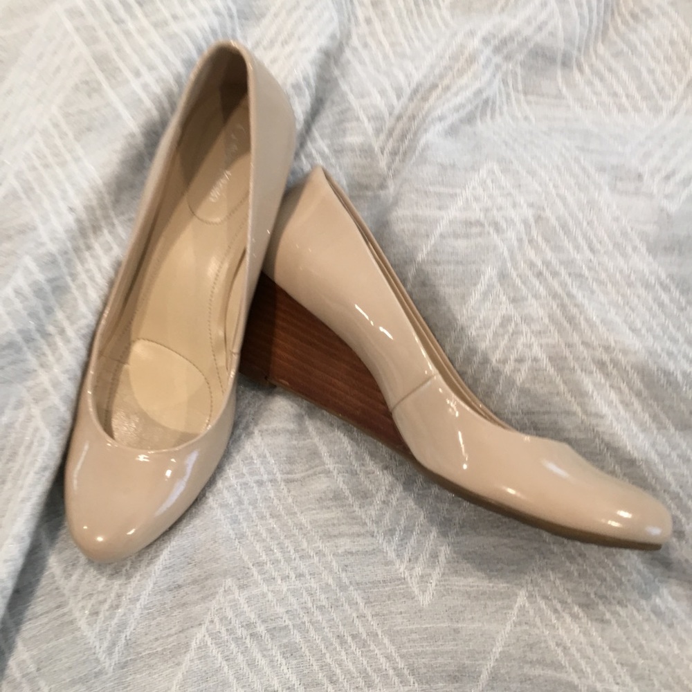 Calvin Klein Size 7.5 Yazmin nude patent wedge